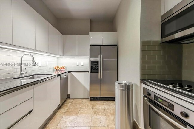 Building Photo - 1050 Brickell Ave