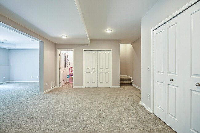 Building Photo - 348 Sedgewood Ln