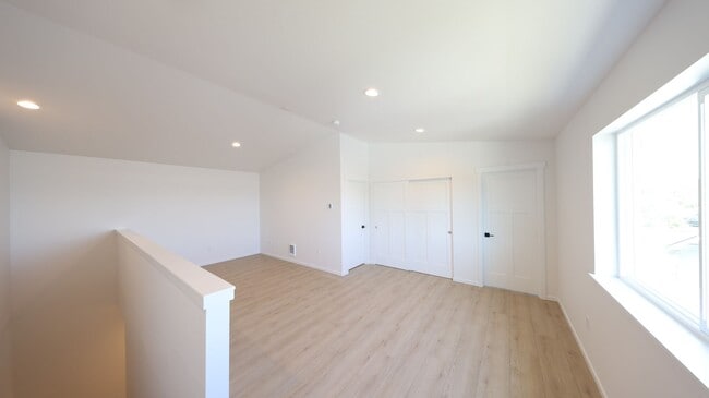 Building Photo - 2 Bed 2 Bath - Downtown Anacortes - NAS Whidbey - Island Hospital