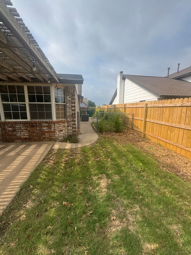 Building Photo - 3 bedroom, 2 bathroom, 2 car garage in Sou...