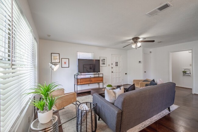 Building Photo - Cozy Forest Hills Retreat in East Dallas