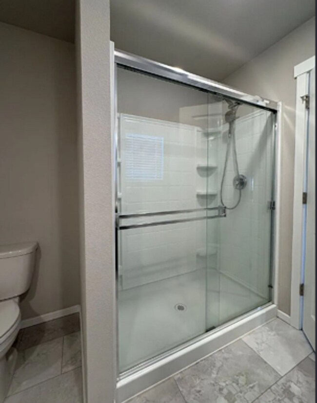 Building Photo - Stylish 4 bed/2.5 bath house