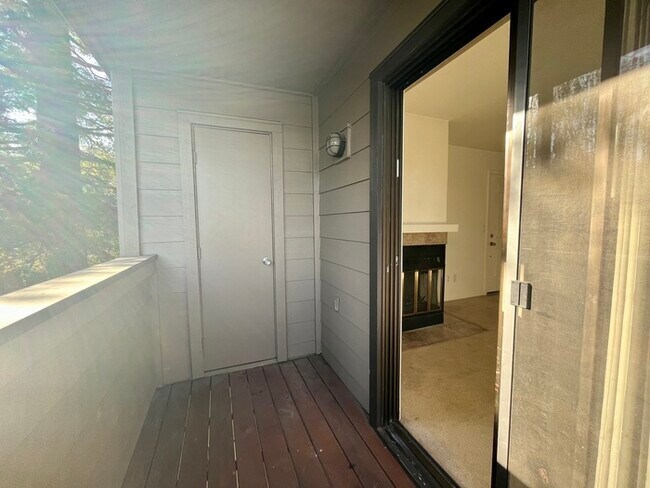 Building Photo - Charming 1 bedroom, 1 bathroom condo in Sacramento