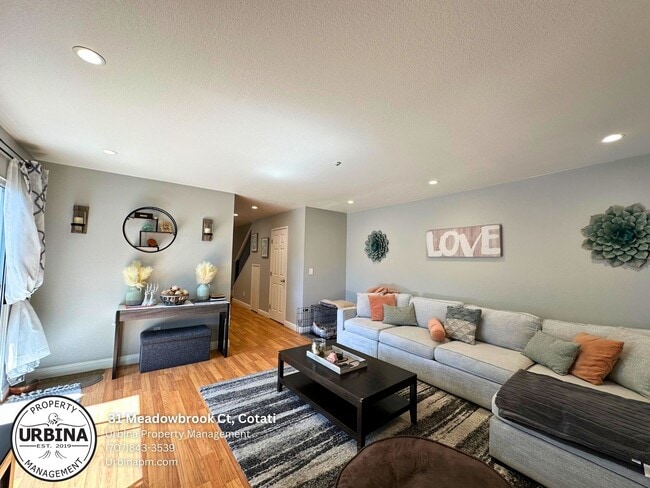 Building Photo - Bright and Spacious 3 Bedroom Townhome in ...