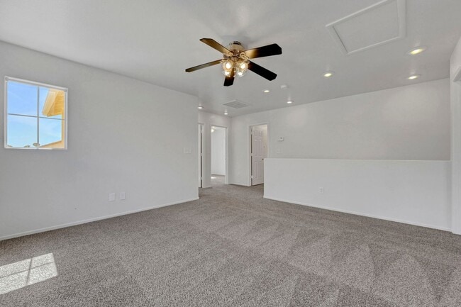 Building Photo - Adorable 2 story in the Northwest! Fresh paint and new carpet!