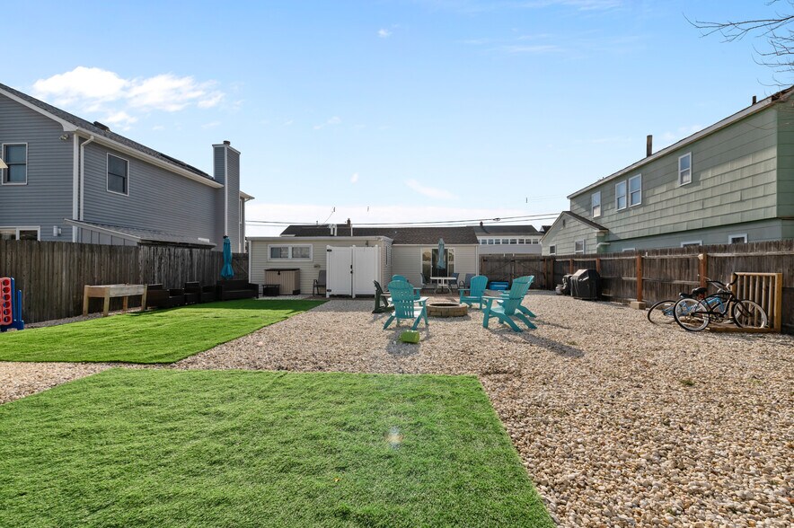 Building Photo - 104 7th Ave