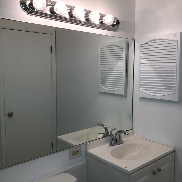 Full bath - 818 Sandra Dr