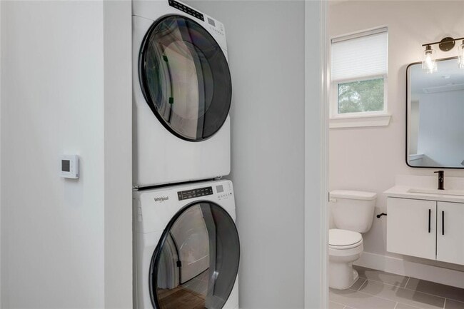 Building Photo - 1406 E 2nd St