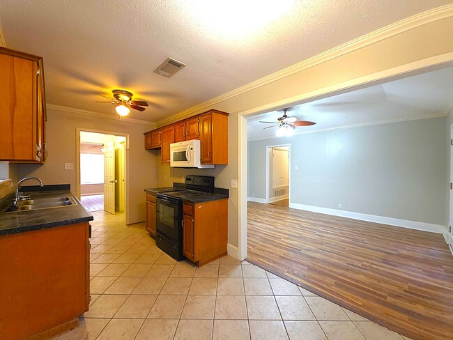 Building Photo - 308 Lakeview St