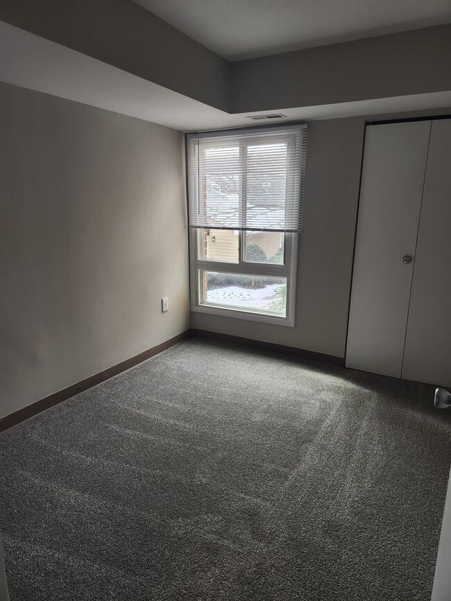 Building Photo - Spacious Two Bedroom Apartment Home Availa...