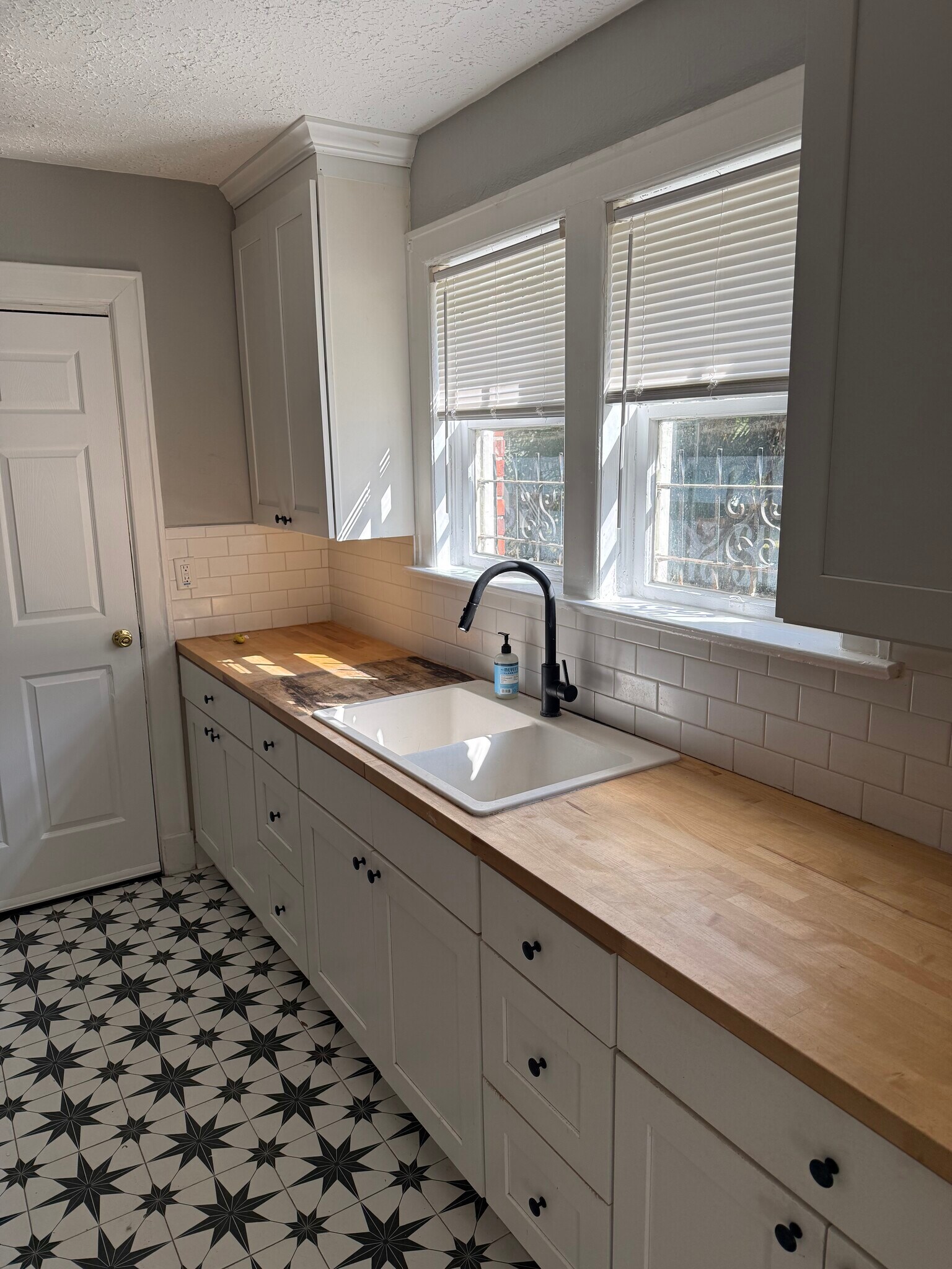 Kitchen - 2589 Park St