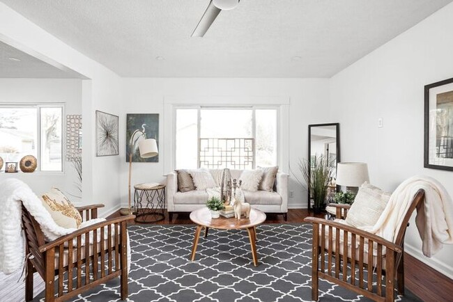 Building Photo - Remodeled 3 Bed 2 Full Bath Within Walking...