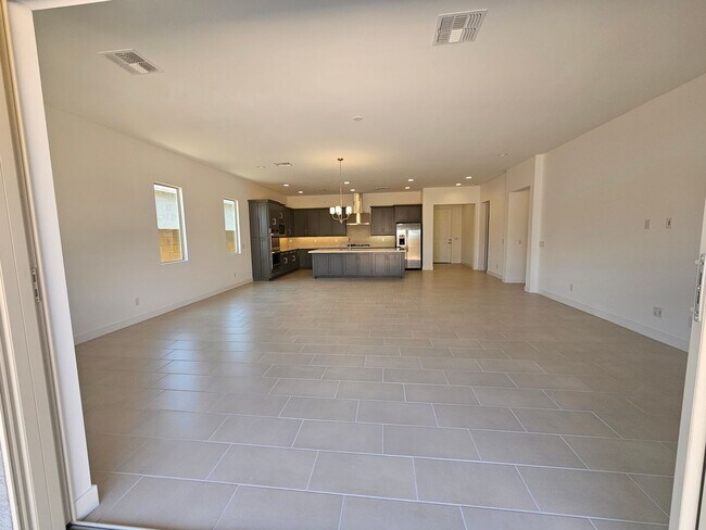 Building Photo - Beautiful and spacious