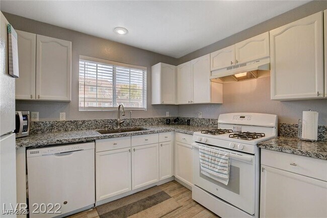 Building Photo - 352 Amber Pine St