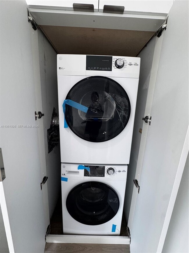 Building Photo - 2855 Royal Palm Ave