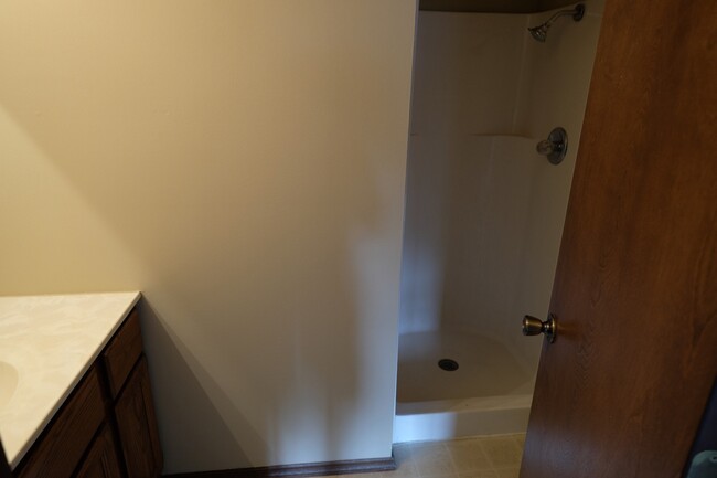 Building Photo - Full Featured 2 Bed, 2 Bath