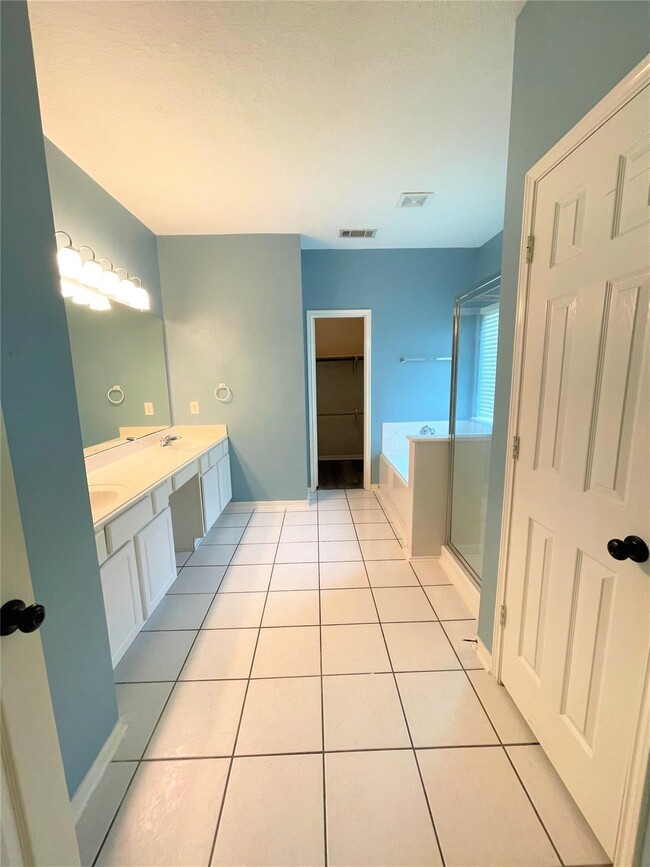 Building Photo - 2115 Hollyfield Ln