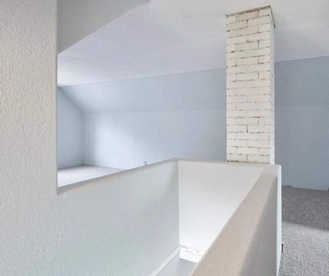 Building Photo - 3 Bedroom House with Large 2 Stall Garage ...