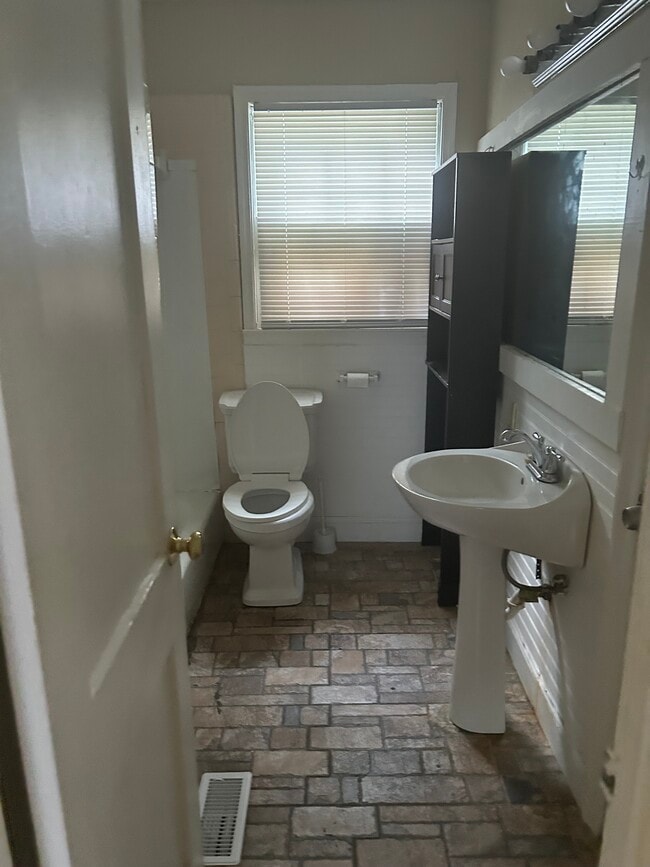 Building Photo - OnPointe Hinton Rentals (503)