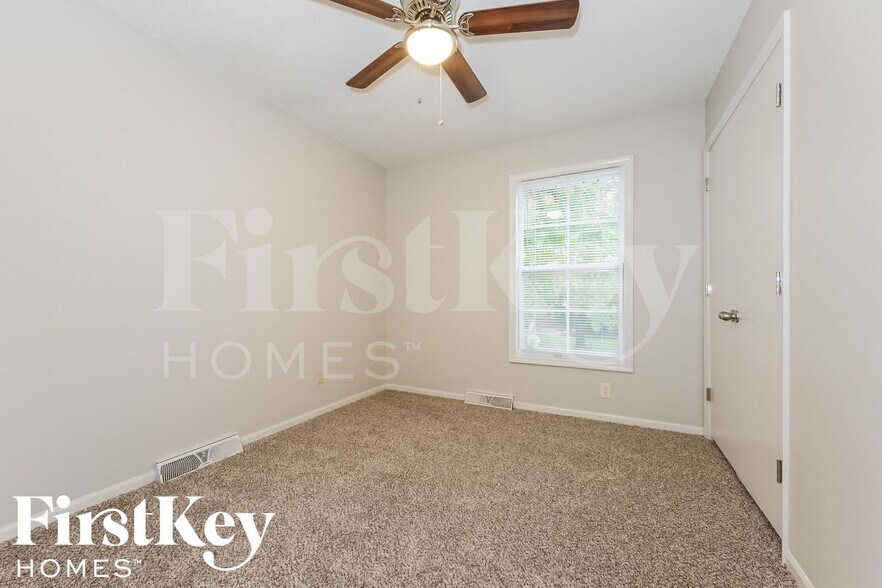 Building Photo - 5905 NW Whispering Oaks Ln