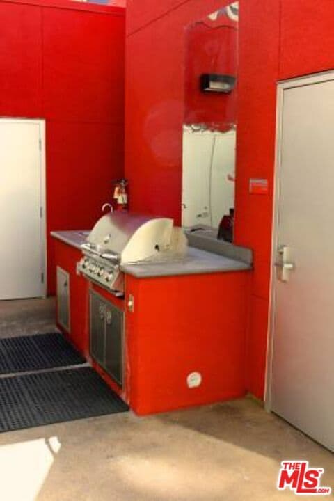 Building Photo - 645 W 9th St