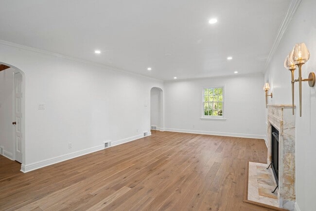 Building Photo - Elegant Fox Chapel 4-Bedroom, 3.5-Bath Home