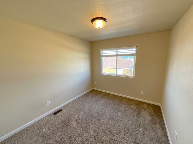 Building Photo - 3 Bedroom Townhome Available Near Dublin B...