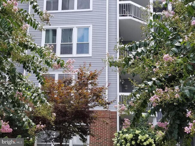 Building Photo - 3178 Summit Square Dr