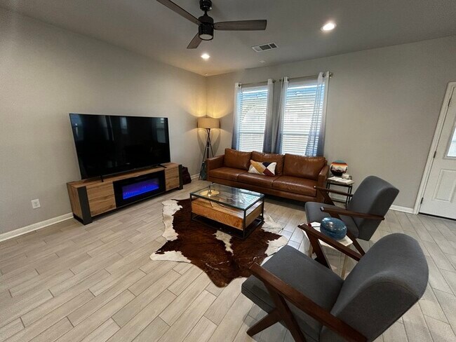 Building Photo - 3BR/2BA single-family home with fenced yard and attached garage in Jarrell, TX.