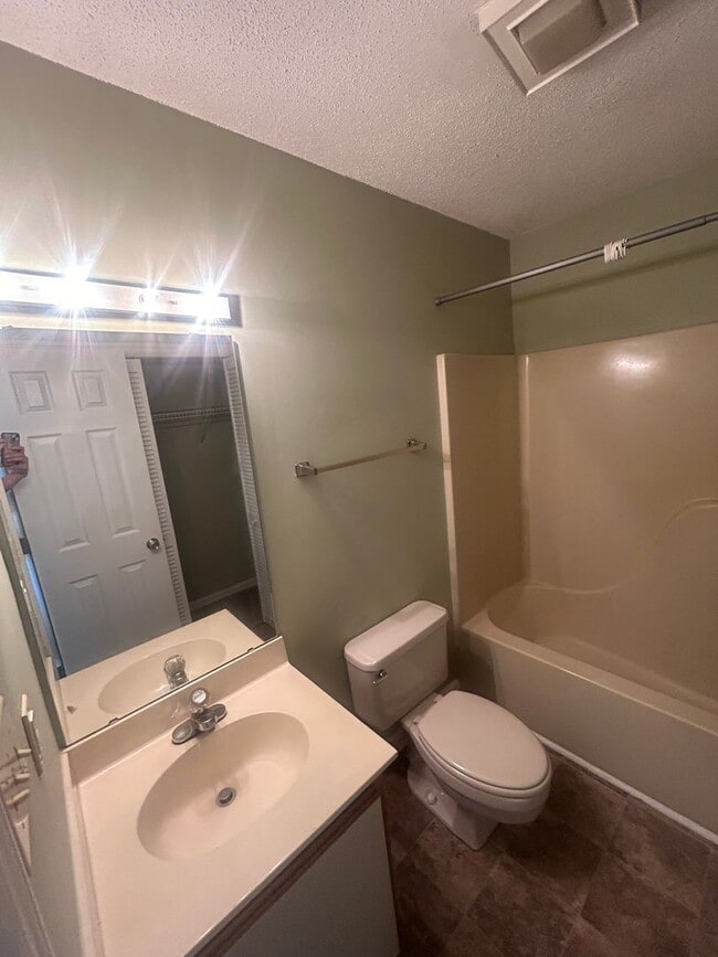 Building Photo - 924 Fairwood Lakes Dr