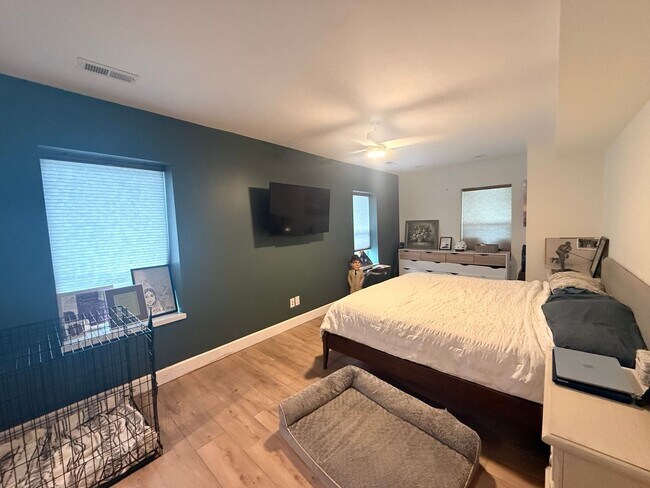 Building Photo - Spacious 4-Bedroom Home in the Heart of Edgewater