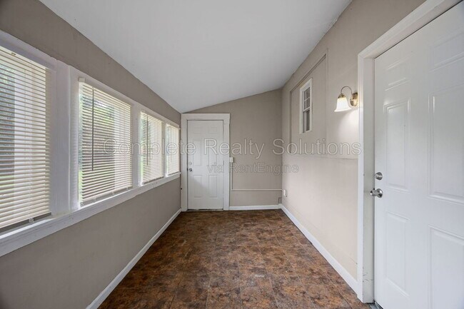 Building Photo - 449 S Dade Ave