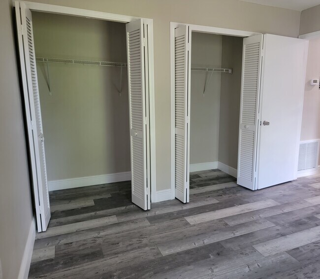 Building Photo - 5008 Manatee Ave W