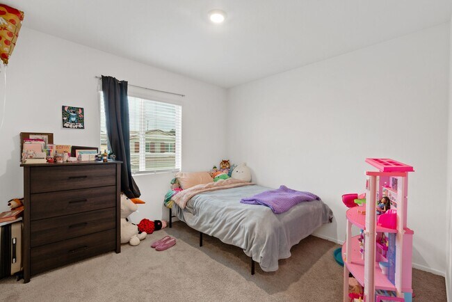 Building Photo - Spacious 4 Bedroom, 2.5 Bathroom Home with...