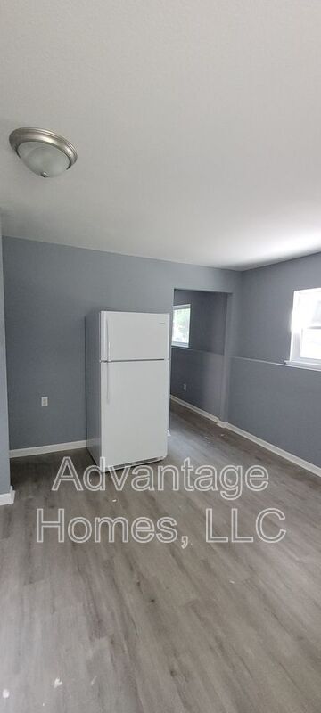 Building Photo - 700 N 70th St