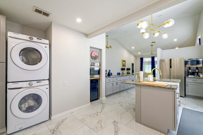 Building Photo - 3343 Bluffview Dr