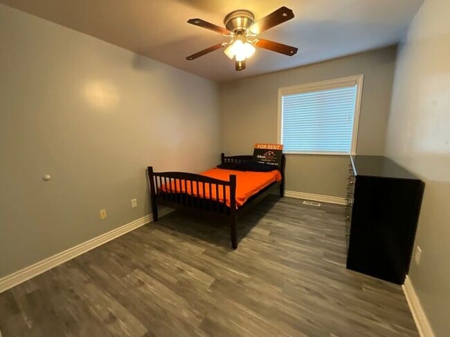Building Photo - 3 bedroom 2 1/2 Bath Townhouse- Partially Furnished- Ready this month