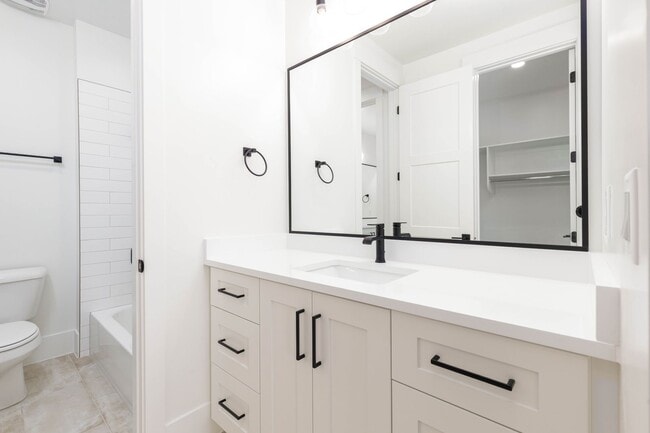 Building Photo - 6 bed / 4 bath / 3 car garage custom home in Pecan Valley