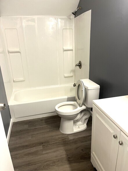 Building Photo - 909 W 17th St