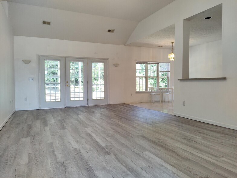 Building Photo - 529 Foxglove Ct