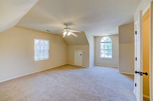 Building Photo - Beautiful home across from Jenks Middle School