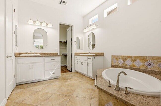 Building Photo - Encanterra Golf Community