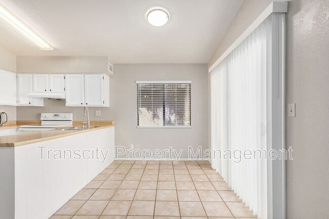 Building Photo - 832 W Laguna Dr
