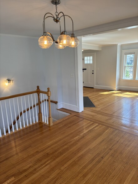 Building Photo - 168 Forest St