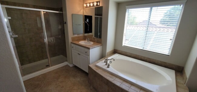 Building Photo - Beautiful Home in Summerlin