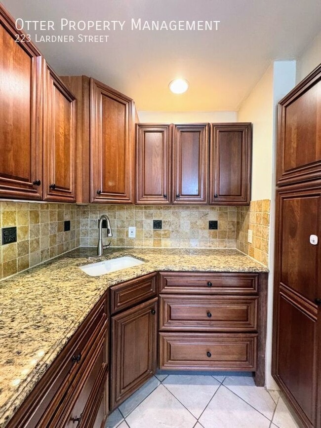 Building Photo - 223 Lardner St