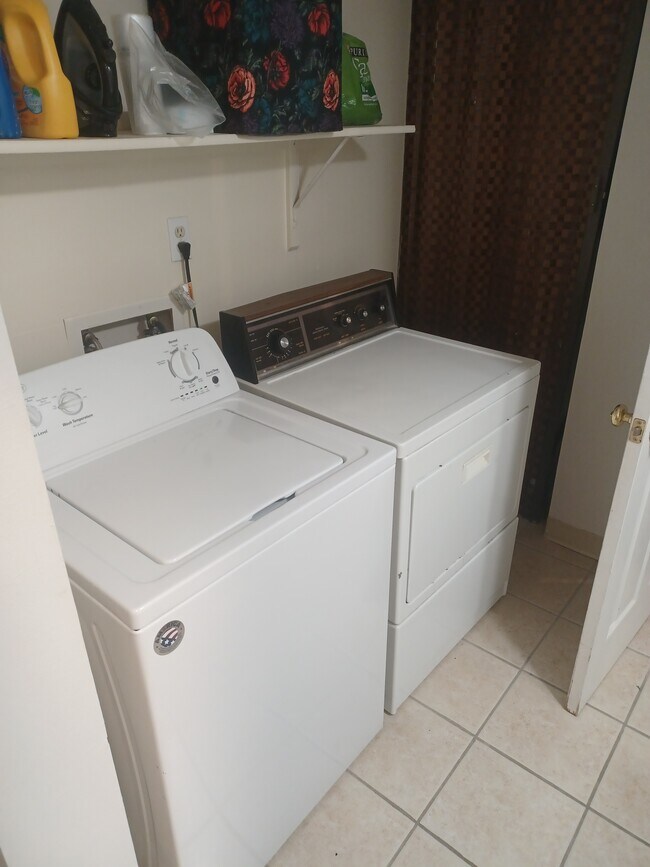 Building Photo - 3000 Regatta Ln