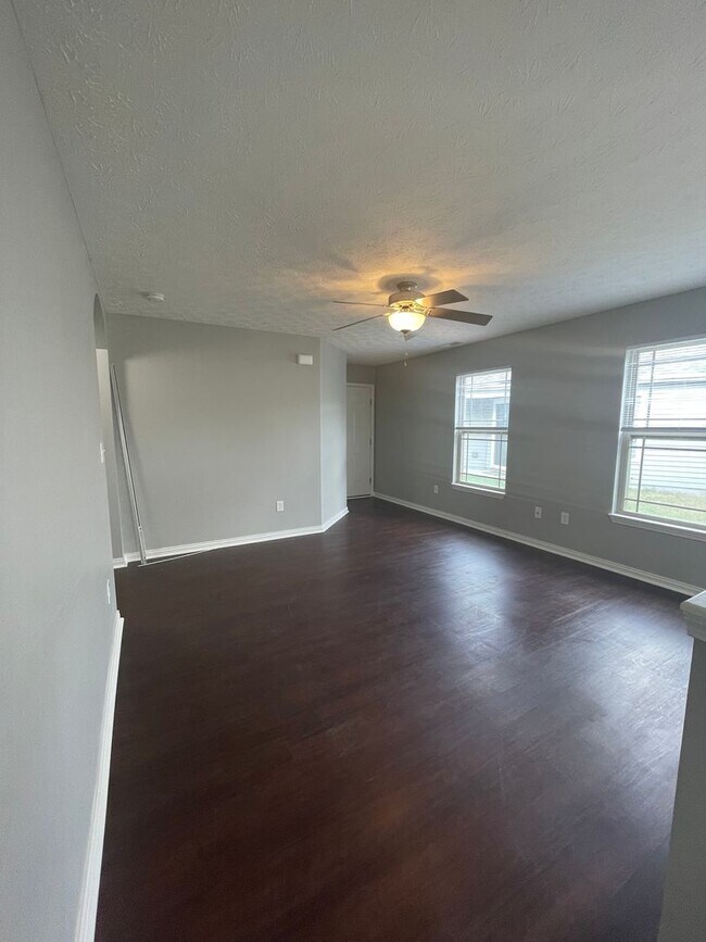 Building Photo - Three Bedroom Single Family Home - Great N...