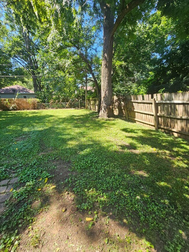 Building Photo - 3 bedroom | 1 bathroom | 1 car garage | Close to campuses & Rountree | Pets welcome!
