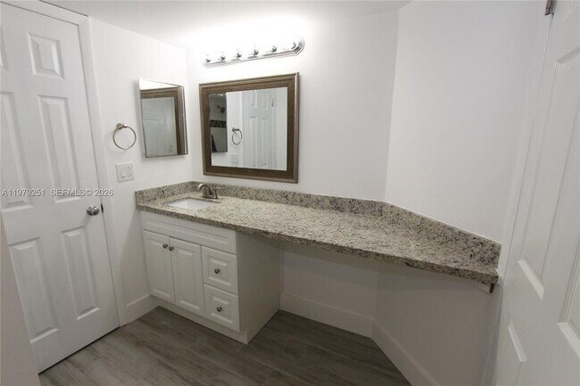 Building Photo - 2831 N Oakland Forest Dr